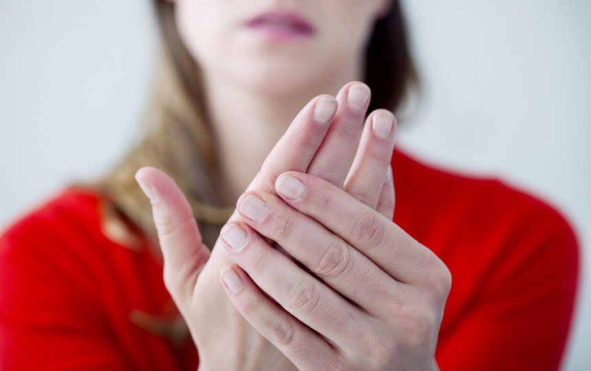 artritas sąnarių ant pirštų skausmas peties sąnario iš kairės rankos